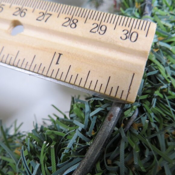 1980s Heart shaped Wreath NEEDS A REFRESH thick wire heart shaped frame - Picture 9 of 10